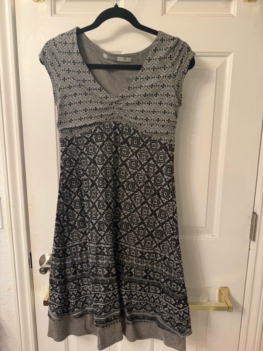 Athleta Gray Patterned V-Neck Midi Dress
